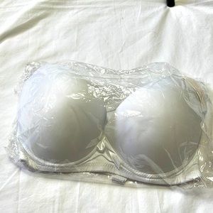 Emily Johnson bra size 38D white new with tag